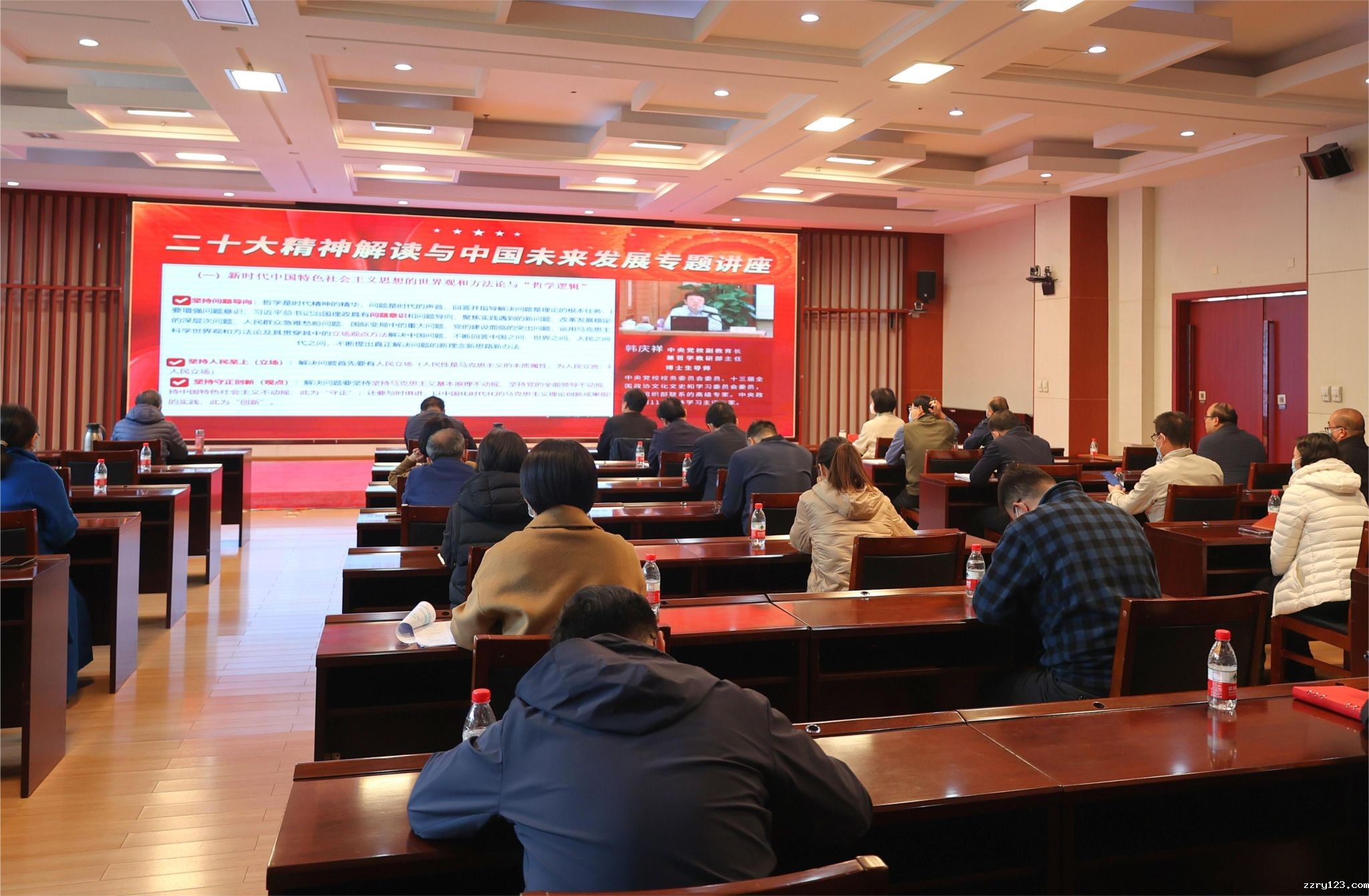 我校召开党委理论学习中心组学习（扩大）会 深入学习党的二十大精神